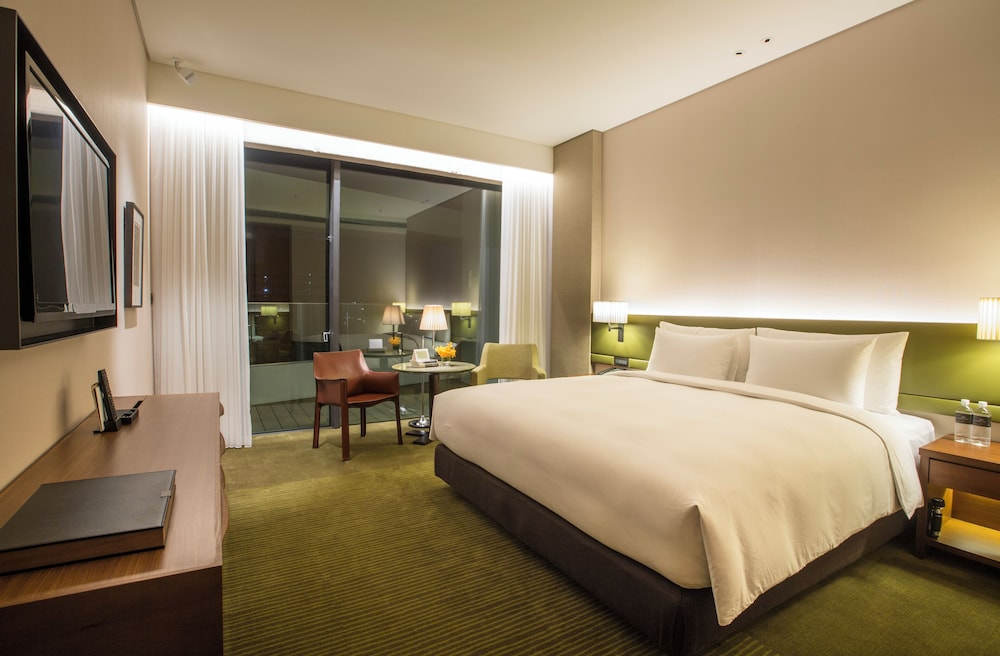 DELUXE, KING BED
