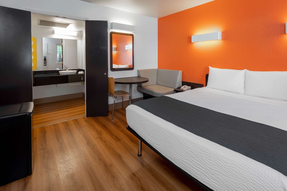 Motel6 Carpinteria CA Santa Barbara South 26/62