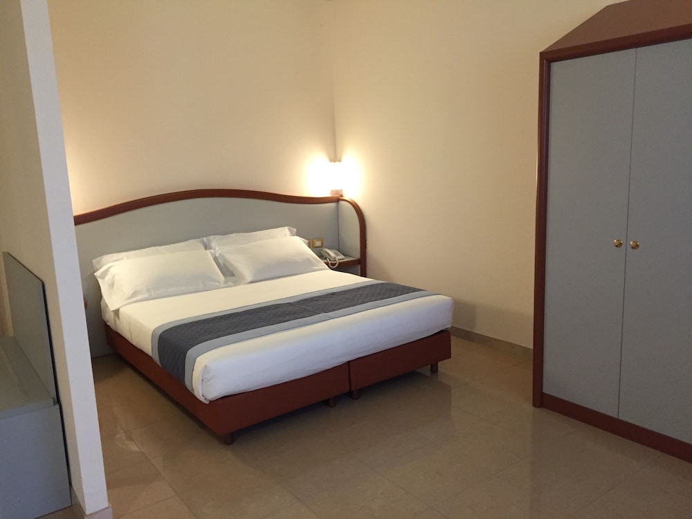 Hotel Verdi 6/23
