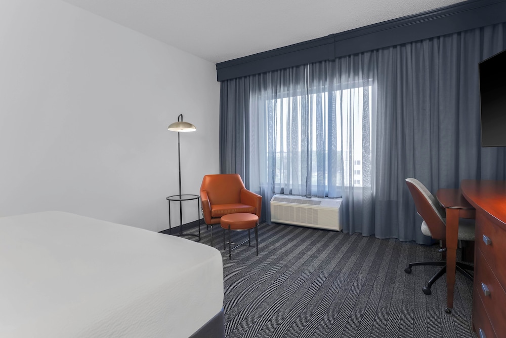 غرفة بسرير كينج لذوي الإعاقة، Courtyard Austin Airport 2/4