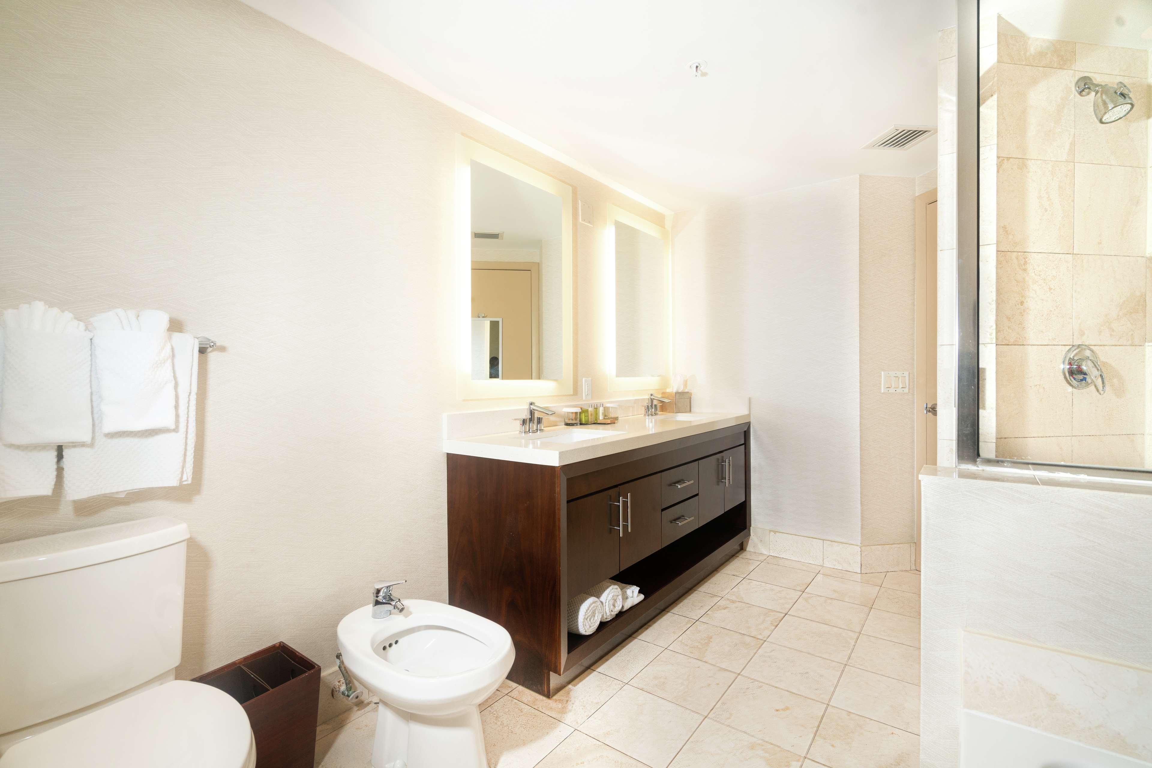 غرفة بسرير كينج بشرفة بغرفة نوم واحدة بإطلالة جزئية على البحر، Doubletree By Hilton Ocean Point Resort – North Miami Beach 2/4