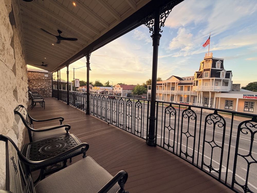 Emigrant Boutique Hotel 24/28