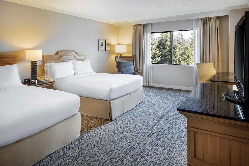 غرفة بسريرين كوين بإطلالة على الفناء، Doubletree By Hilton Sonoma Wine Country 5/10