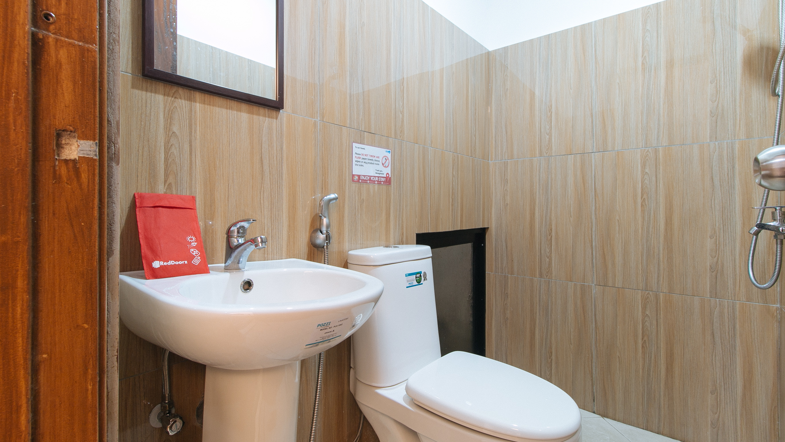 RedDoorz @ DBuilders Rooms Ph1 Taguig 23/28