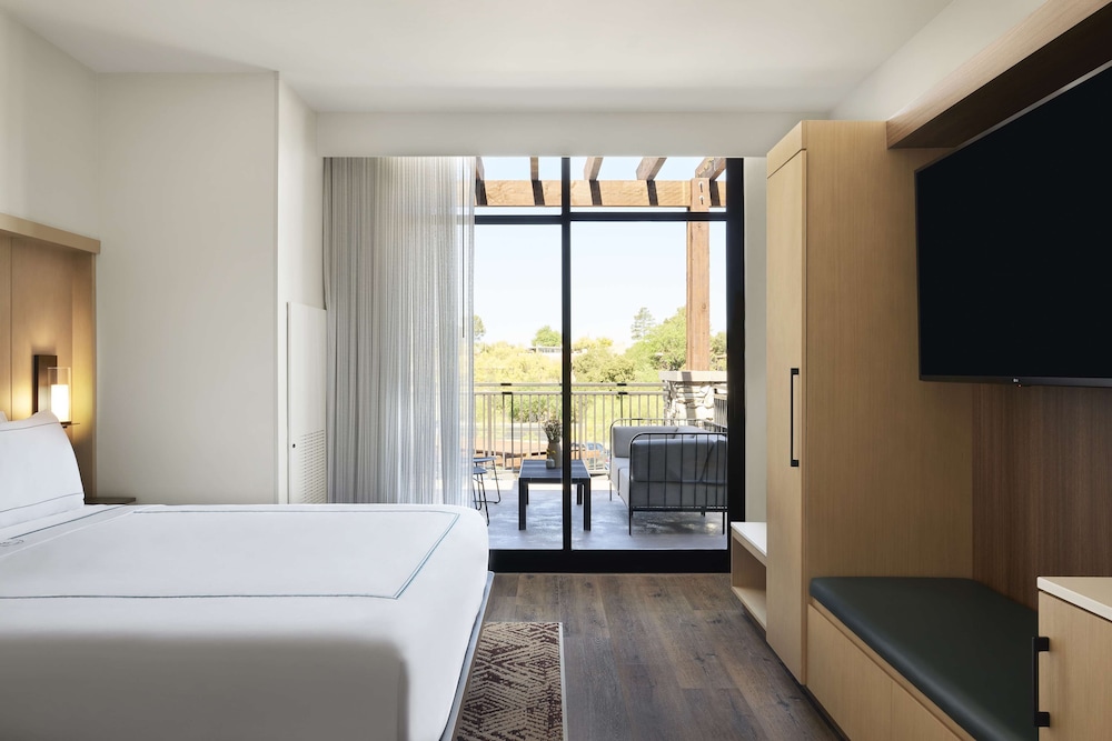 LANAI, KING BED, ACCESSIBLE