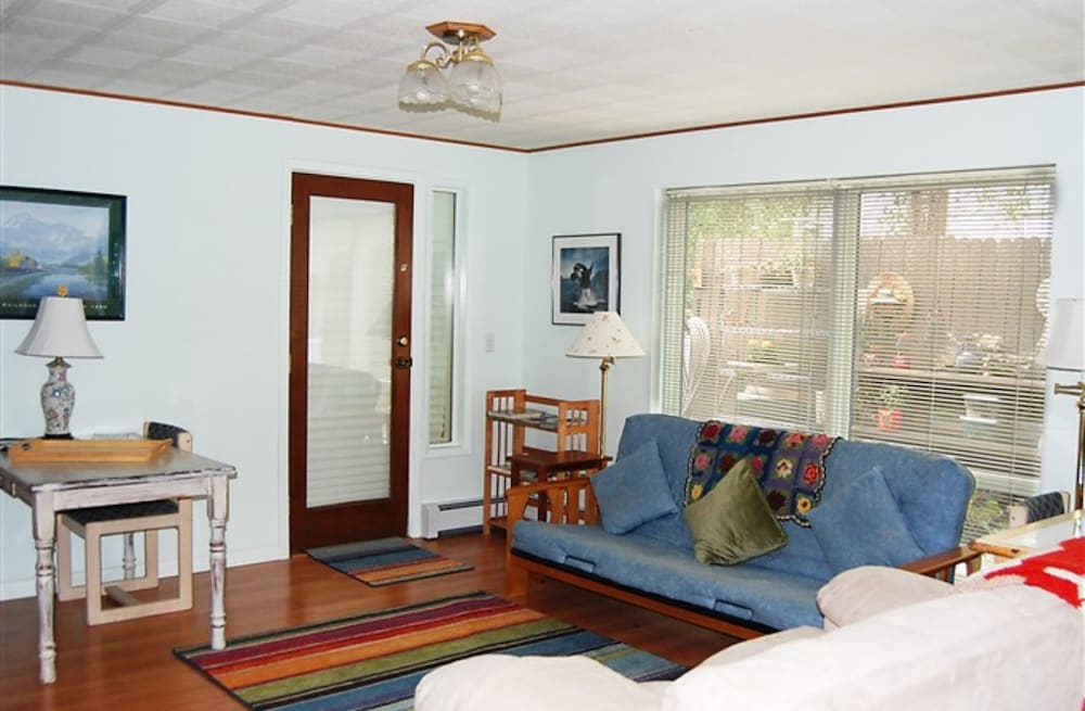 Anchorage Walkabout Town B&B 34/43