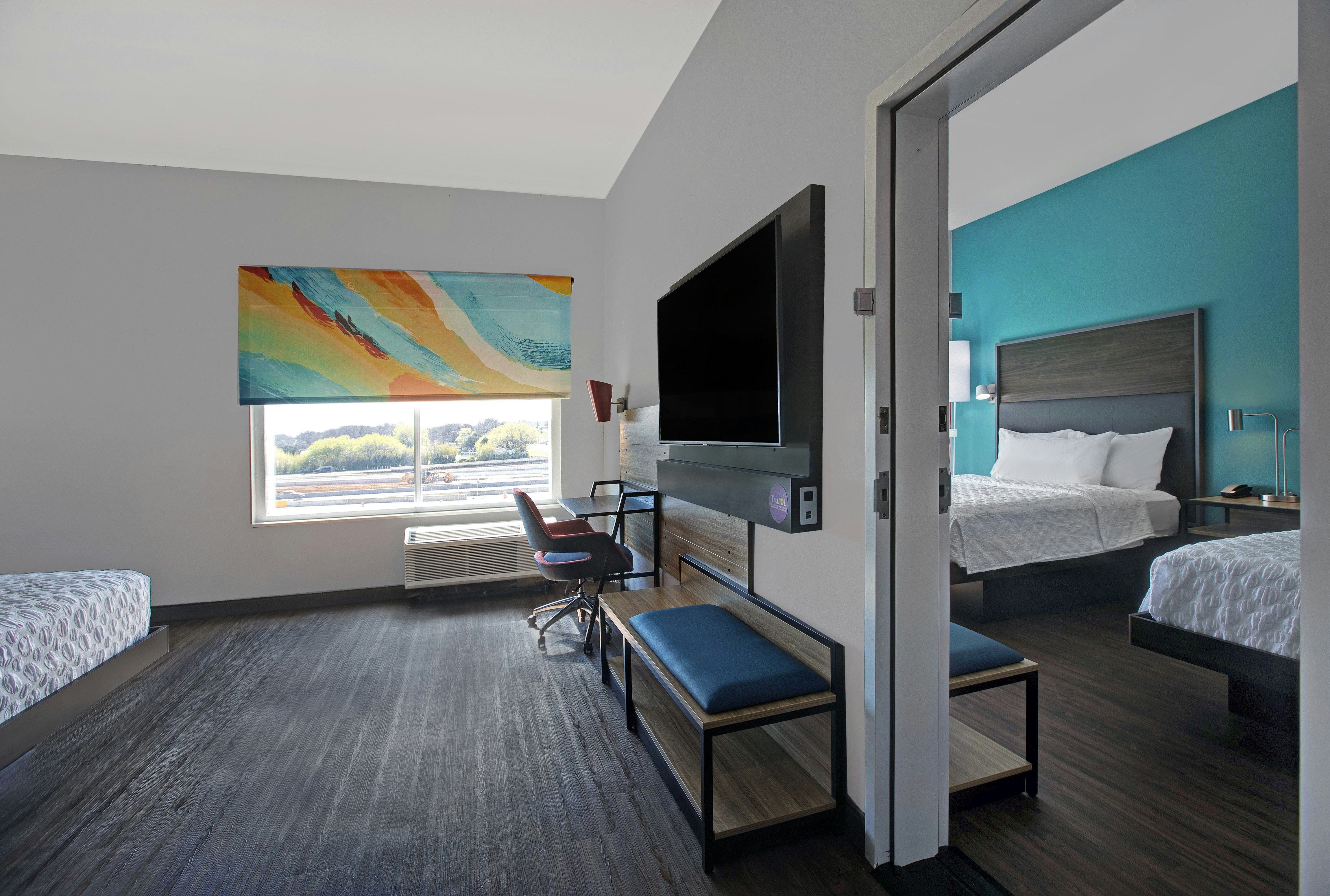 غرفة بسرير كينج لذوي الإعاقة، Tru by Hilton Austin Airport, TX 2/5