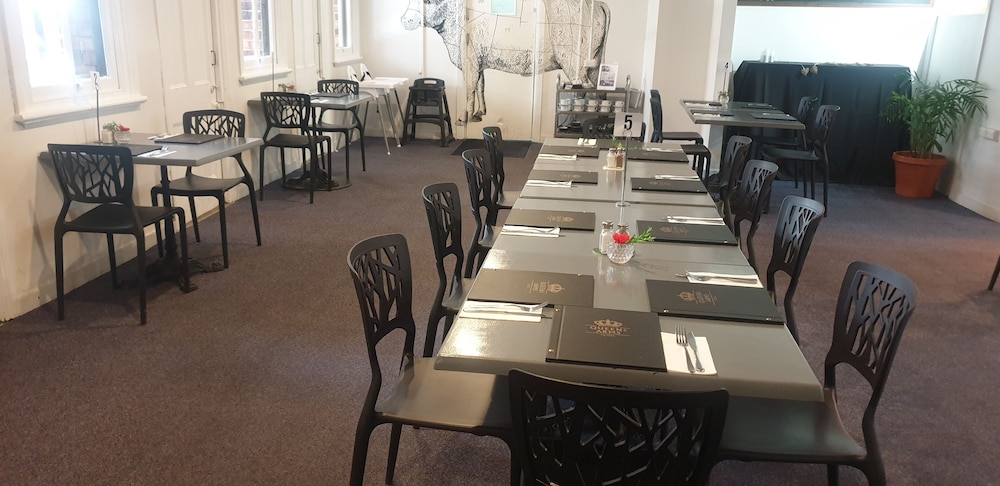 Queens Arms Hotel 26/41