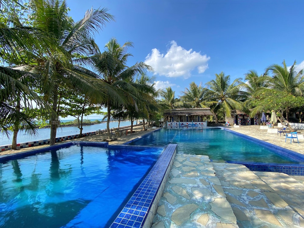 Avery Coconut Island Hotel and Beach Resort 43/47