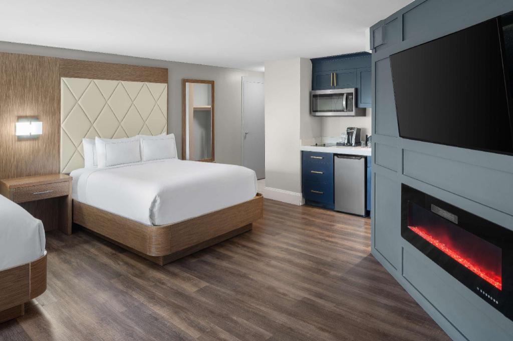 STUDIO, 2 QUEEN BEDS, BALCONY, KITCHENETTE