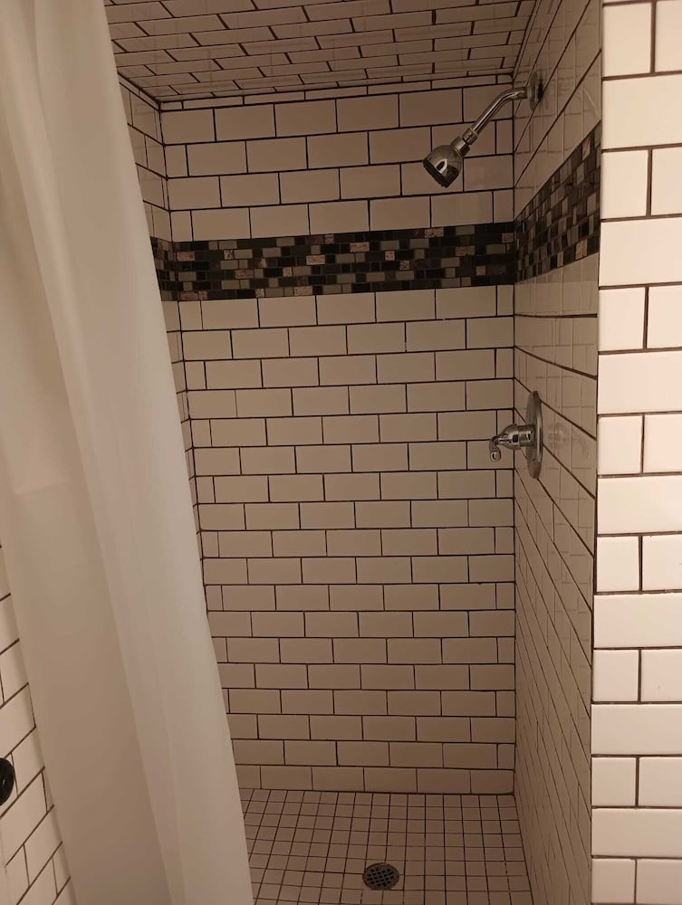 Cedar Inn & Suites 39/64