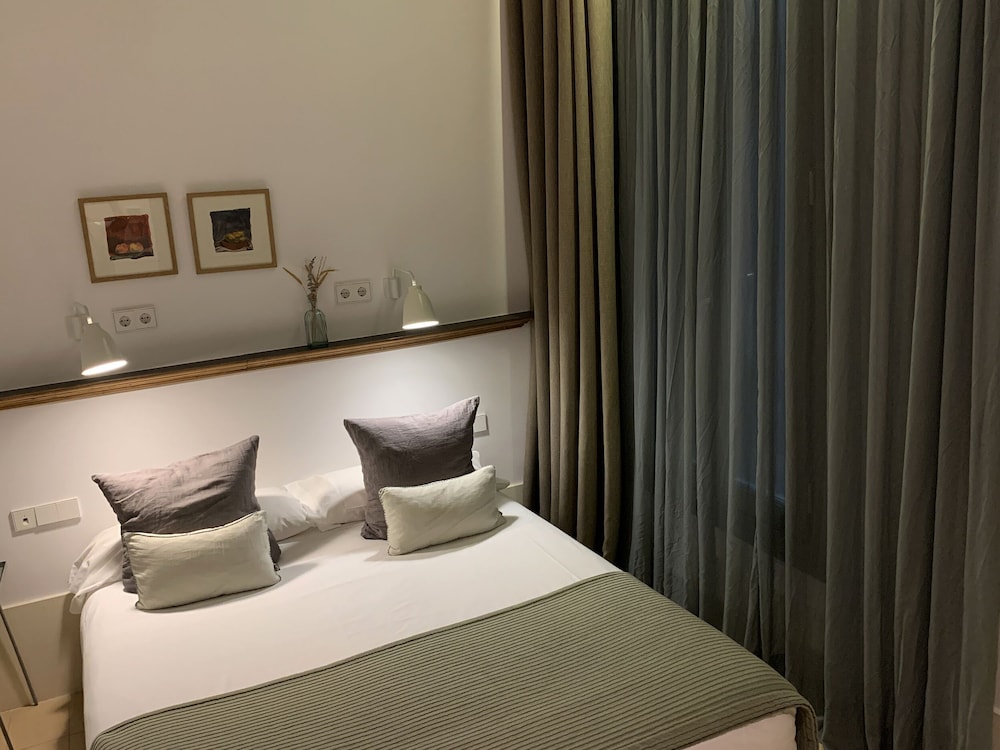 BASIC, DOUBLE BED, INTERIOR VIEW