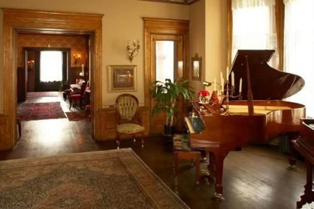 Vrooman Mansion Bloomington 52/72