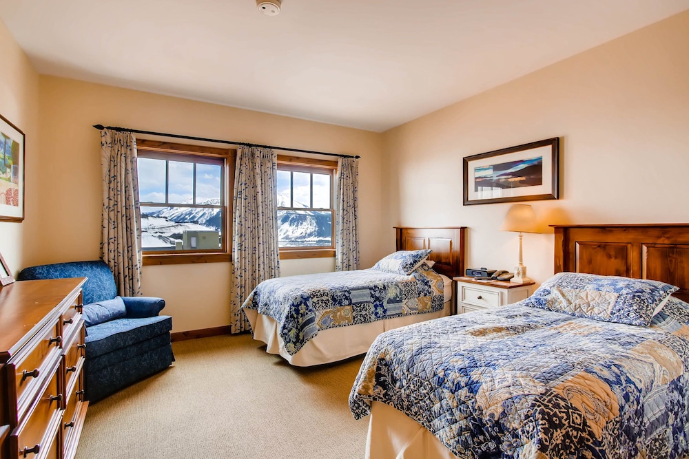 The Lodge At Mountaineer Square 20/34