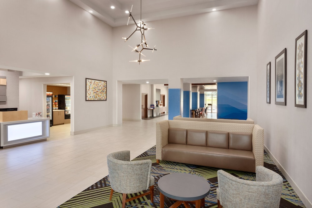 Holiday Inn Express Hotel Suites Searcy 36/50