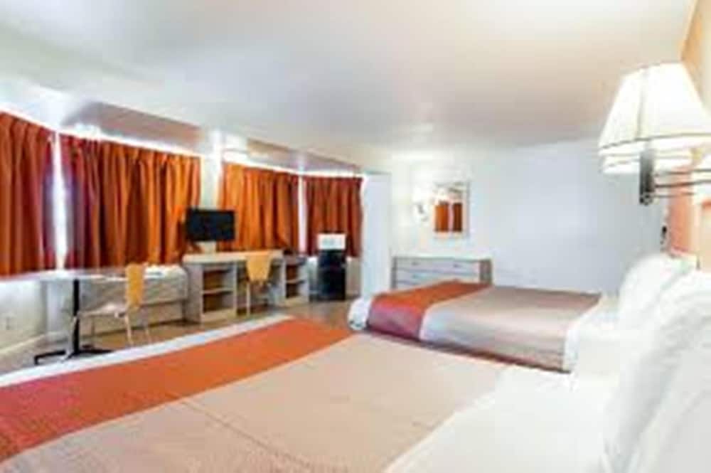 Motel6 Merced, CA - North 33/43