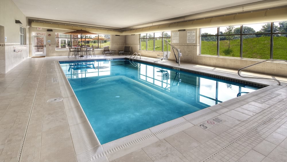 Holiday Inn Express Suites Pittsburgh Sw Southpointe 37/72