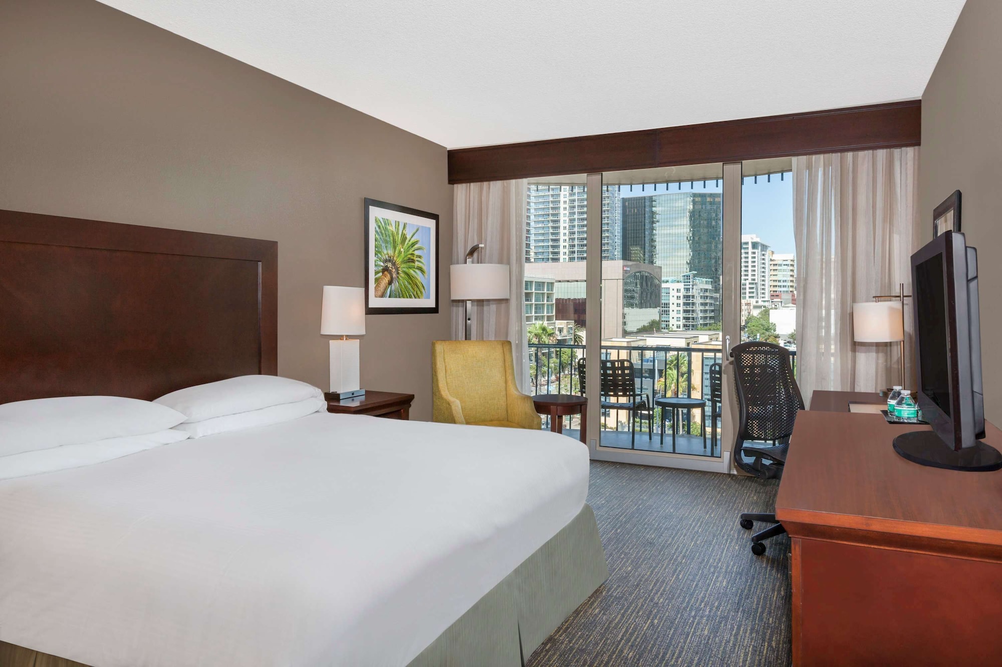SKYLINE, KING BED