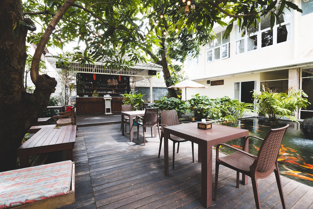 Feung Nakorn Balcony Rooms Cafe 60/79
