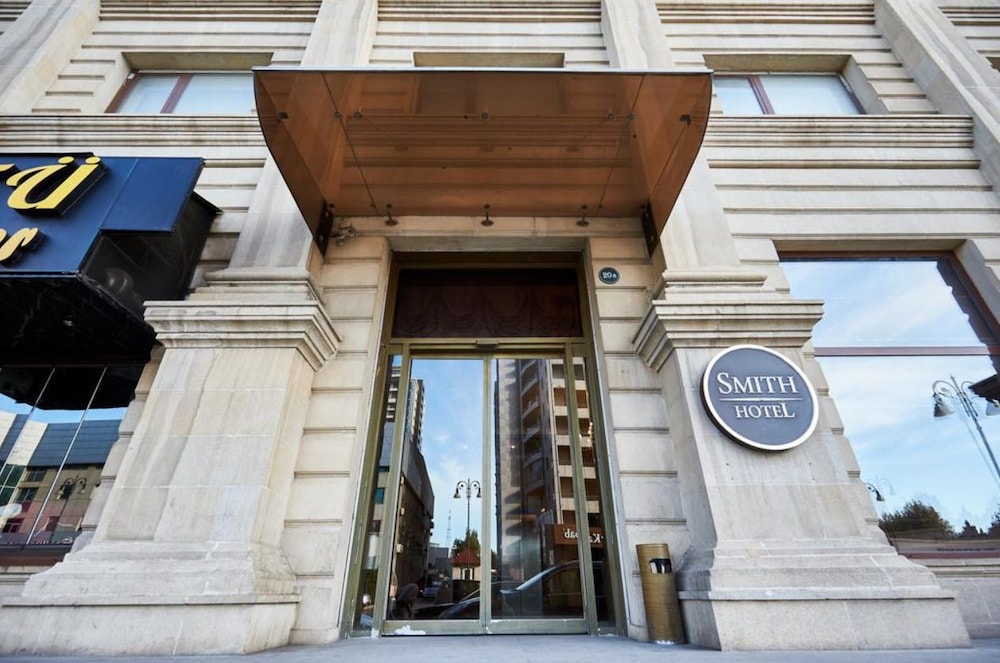 SMITH HOTEL 25/33