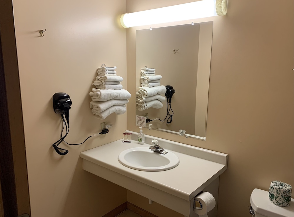 Lakeside Motor Inn 24/26