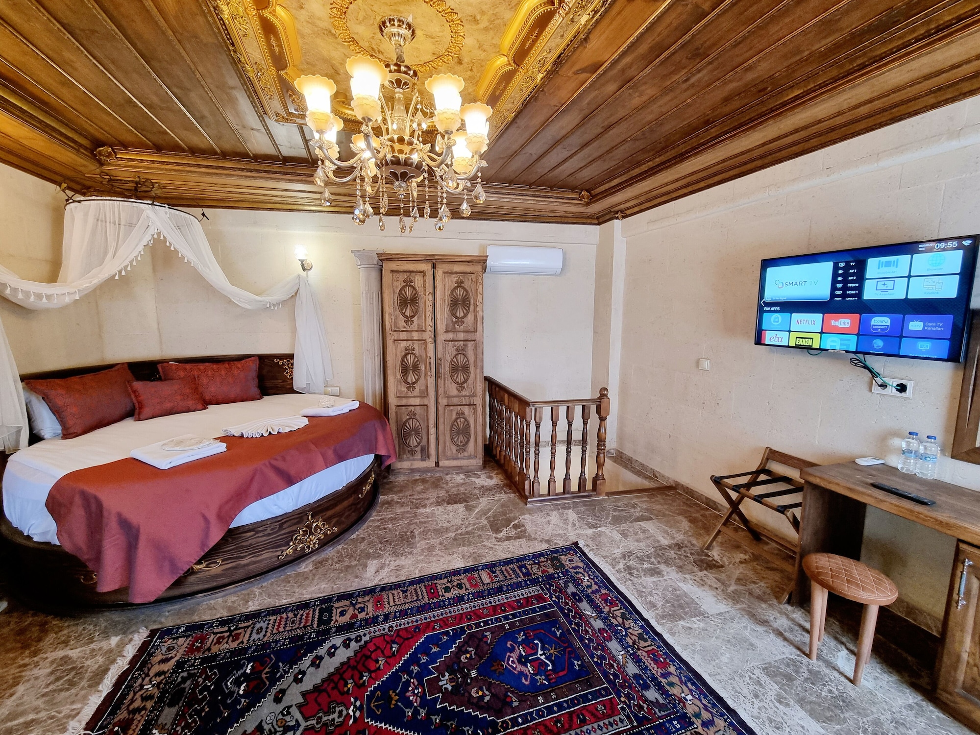 Pool, Blue, Suite, King Bed, Hot Tub