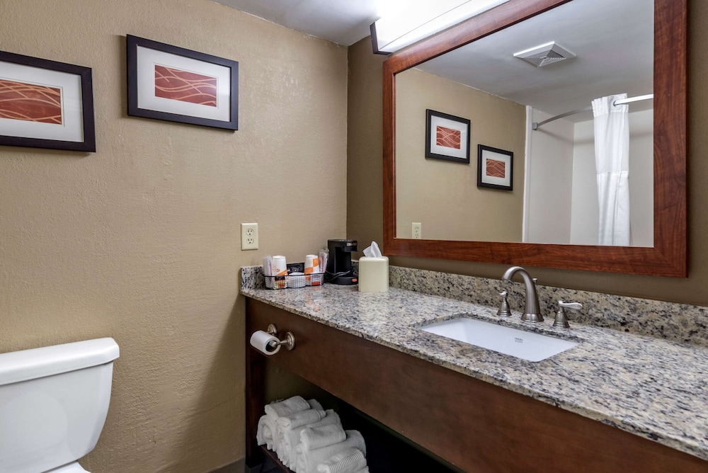 Comfort Inn & Suites Leeds I-20 16/18