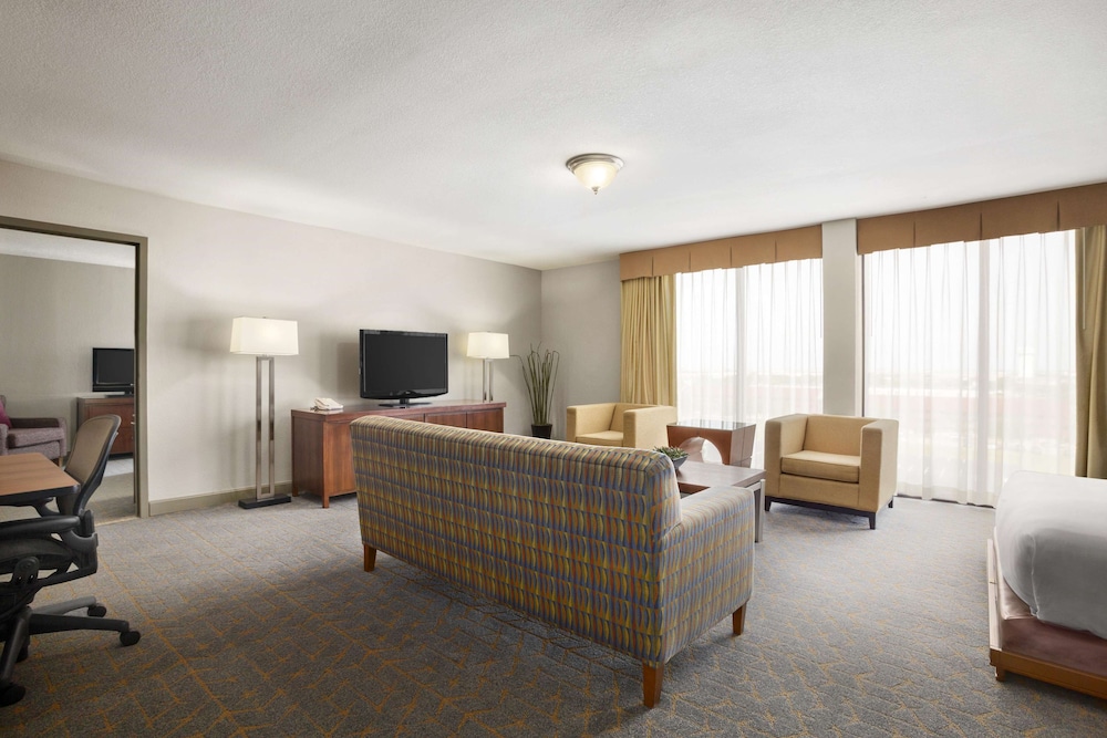 DoubleTree by Hilton Hotel Dallas DFW Airport North 22/53