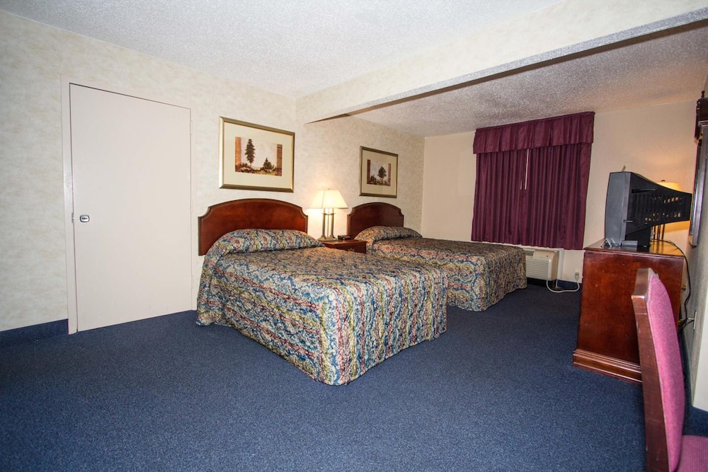 Red Roof Inn & Suites Newport News 15/48