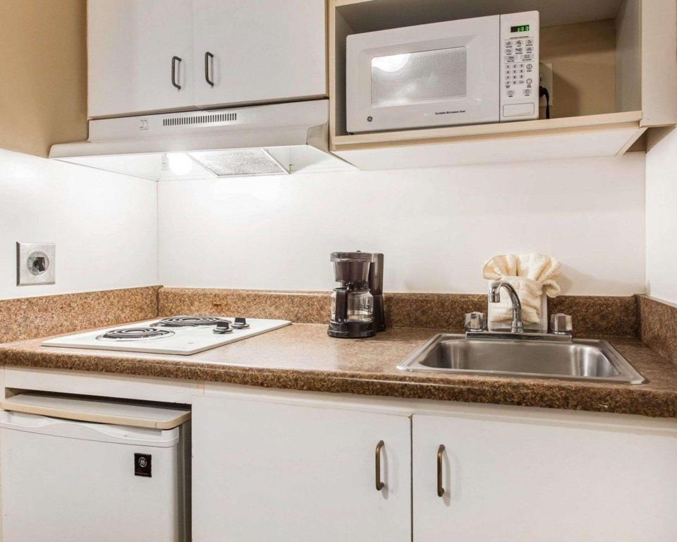 Efficiency, 2 Double Beds, Smoking، Suburban Studios Kennesaw Marietta North 4/4