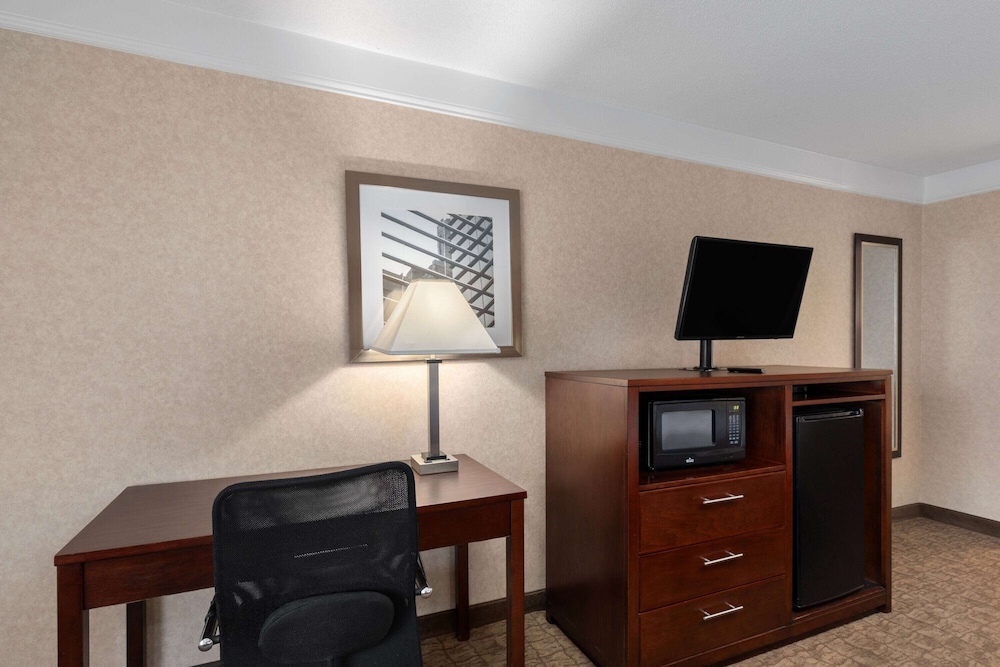 Days Inn by Wyndham Columbia Kentucky 44/52