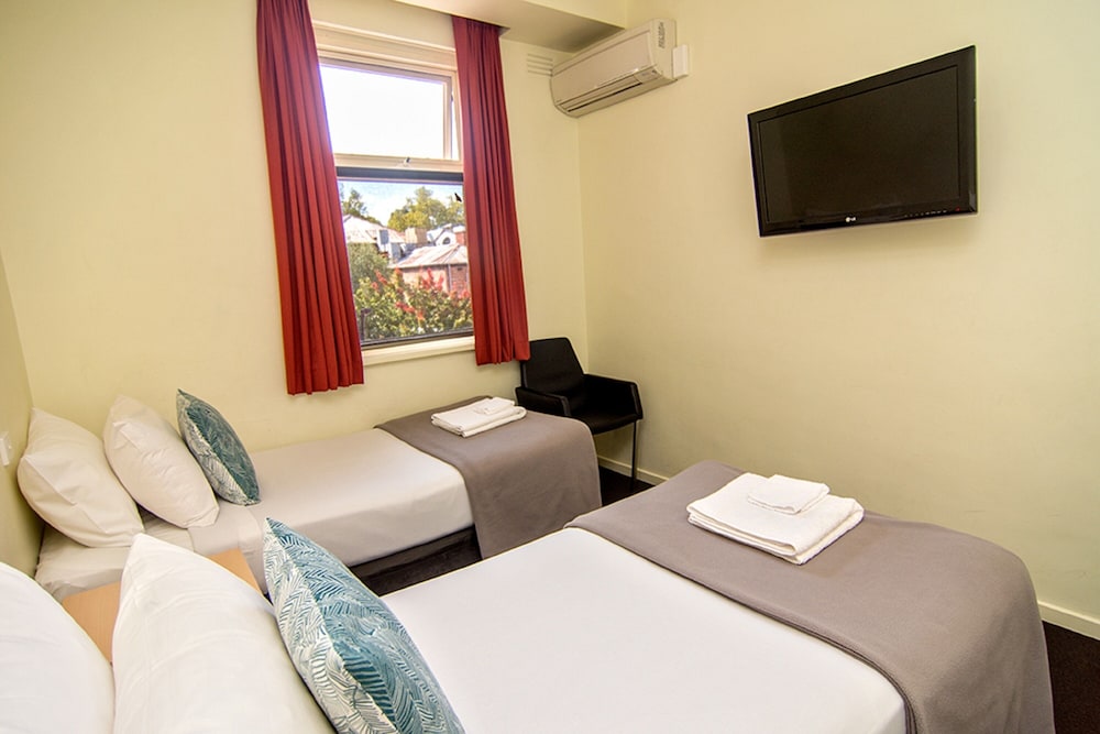 Miami Hotel Melbourne 24/50