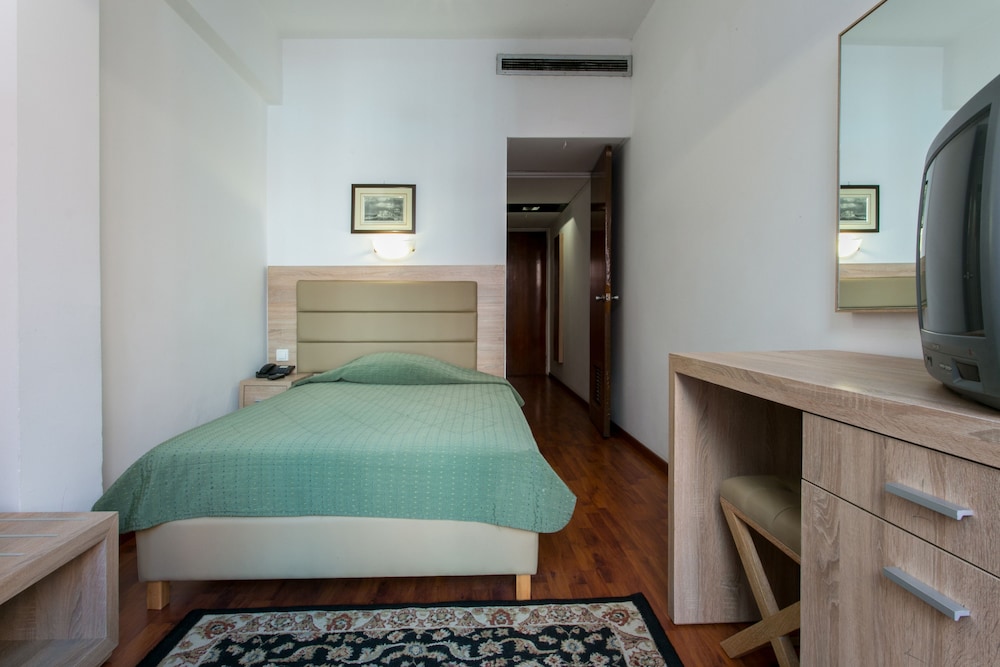 Arethusa Hotel 25/50