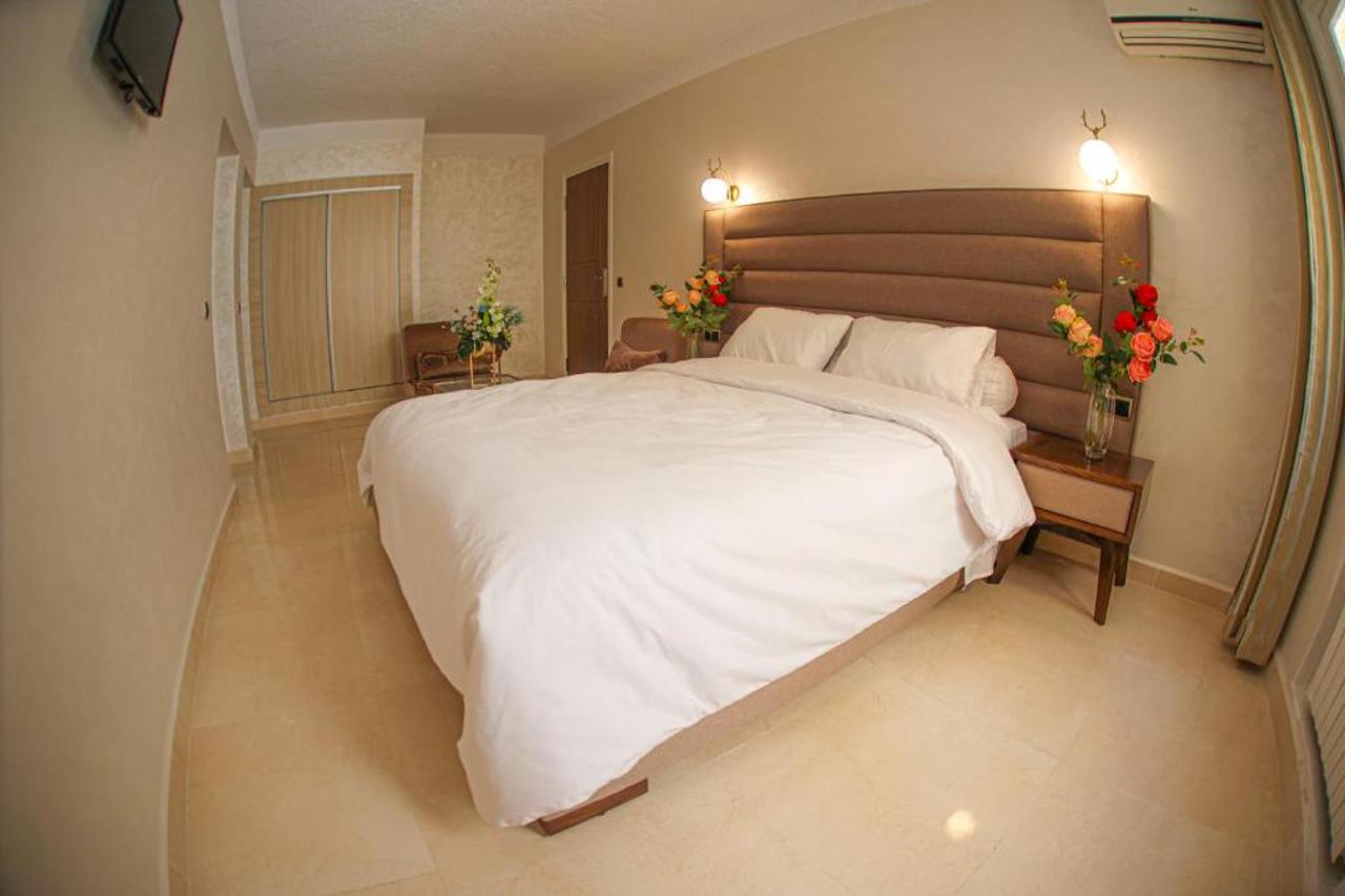 Hotel Des Lilas 13/18