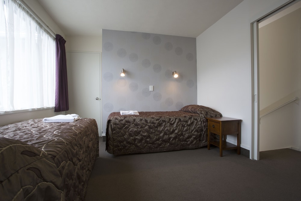Commodore Motels 14/63