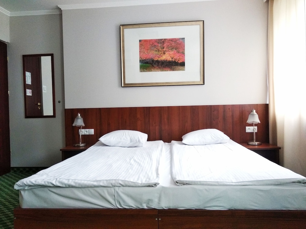 Hit Hotel 17/73