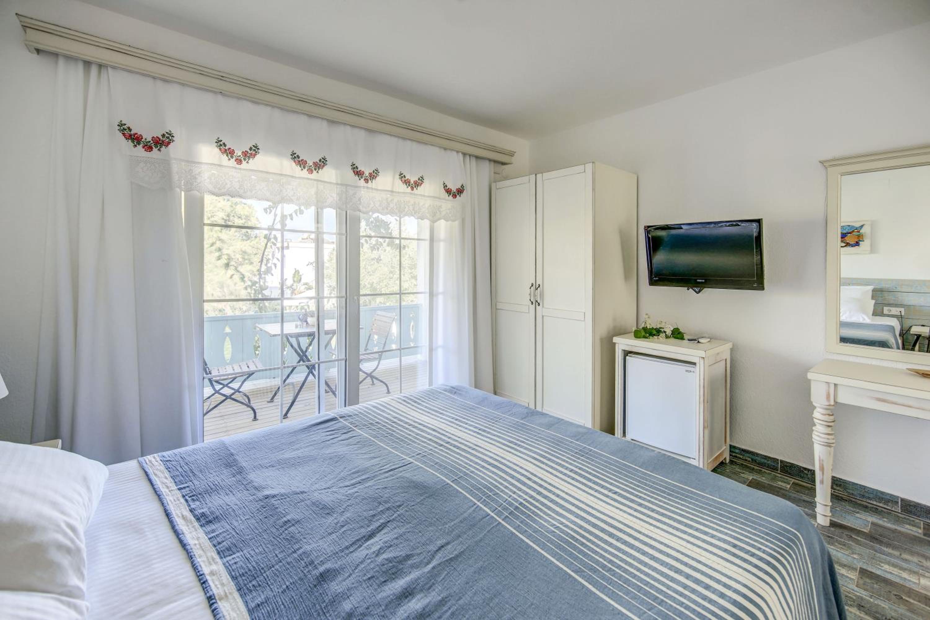 Deluxe, Double Bed, Side Sea View