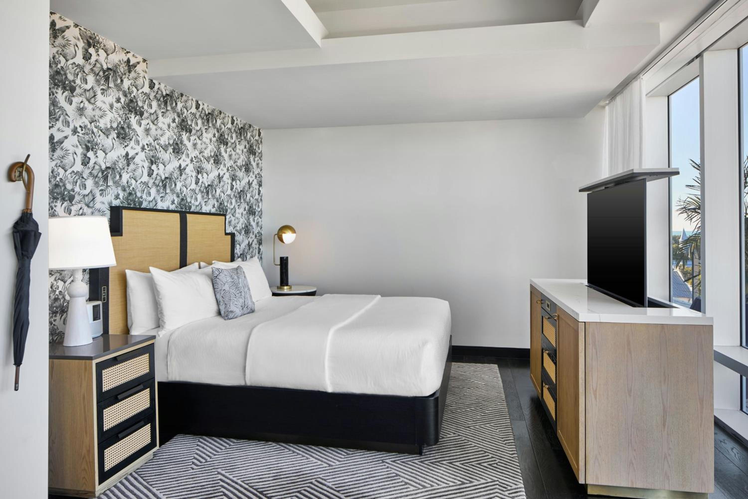 Guest Room, King Bed, Skyline View, Top Floor