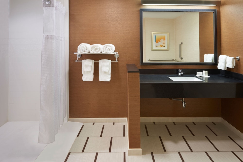 Fairfield Inn and Suites Barrie 27/28