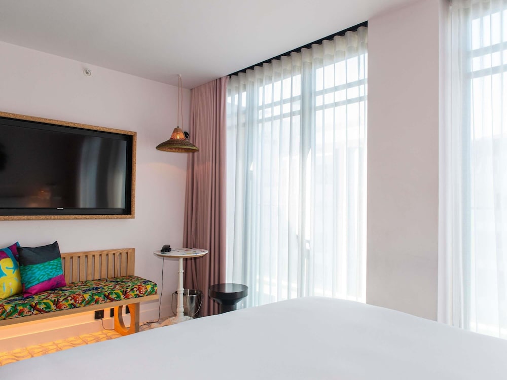Mama, Medium, King Bed, Avenue View, Balcony, Mama Shelter Lisboa 6/10