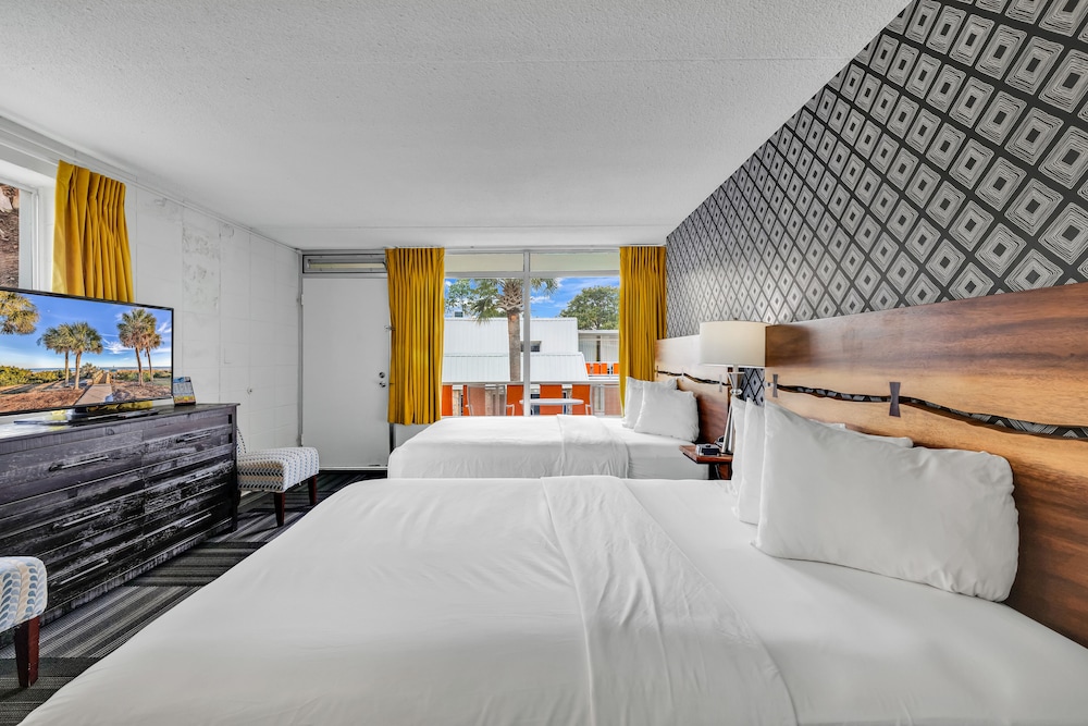 STANDARD, 2 QUEEN BEDS