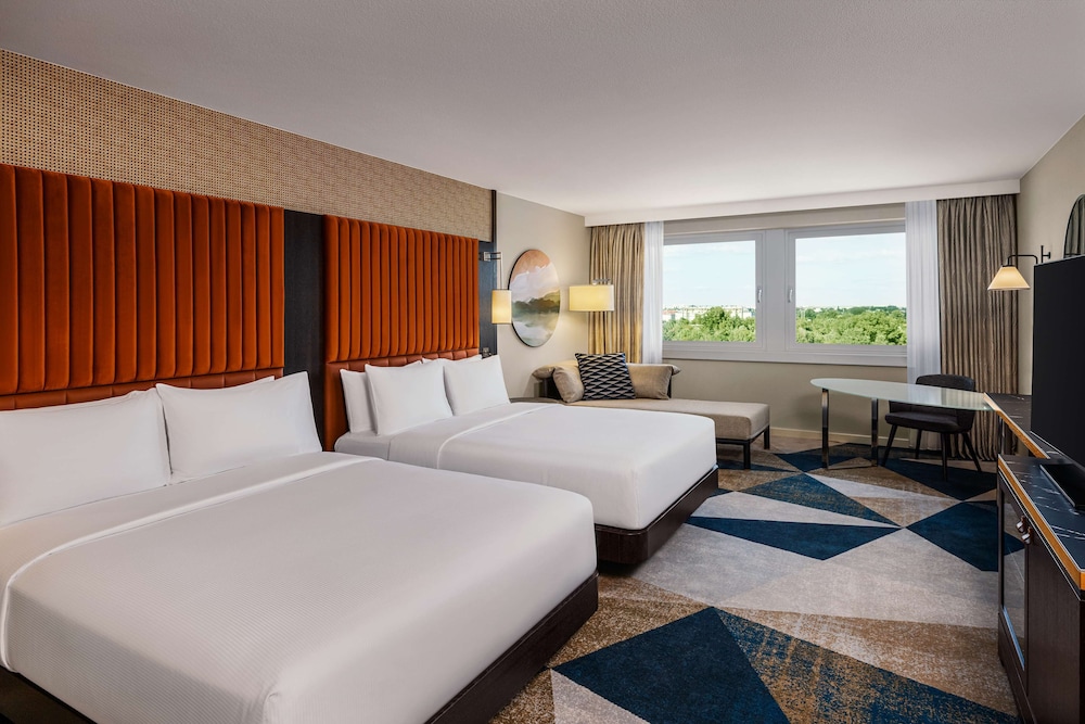 Executive, 1 Queen and 1 Double Bed, Water Front