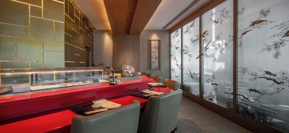 Island Shangri La Hong Kong 34/67