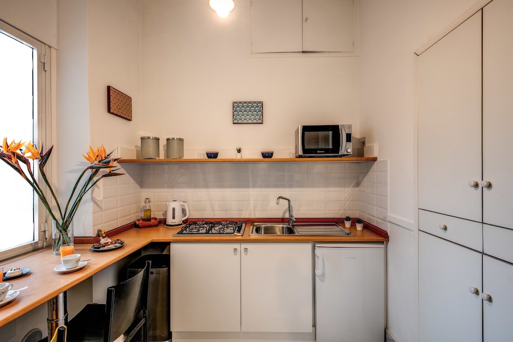Tritone Top House 8/83