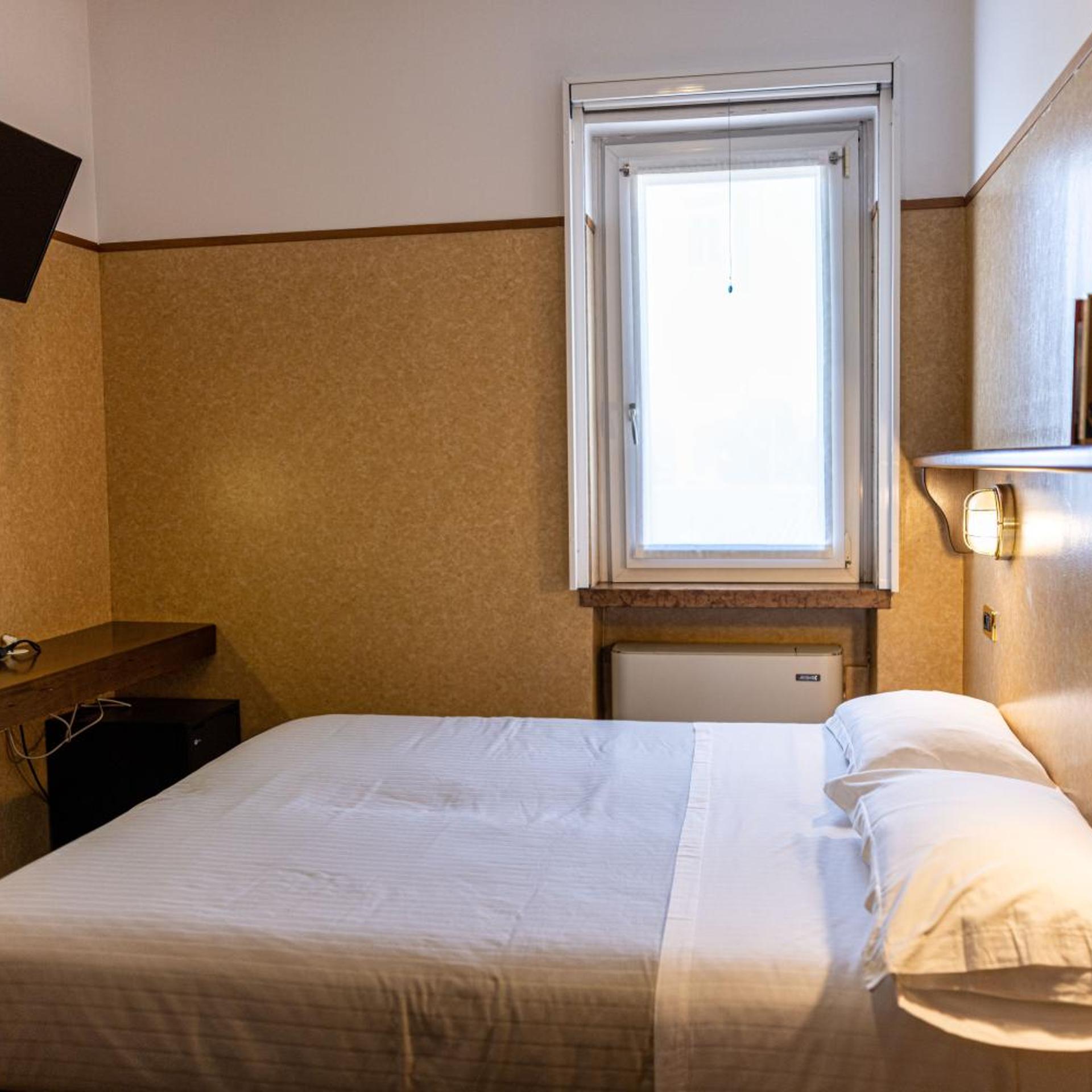 Hotel Mary 11/50