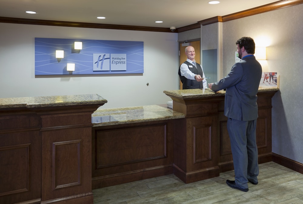 Holiday Inn Express Hotel &amp; Suites BLOOMINGTON WEST 9/52