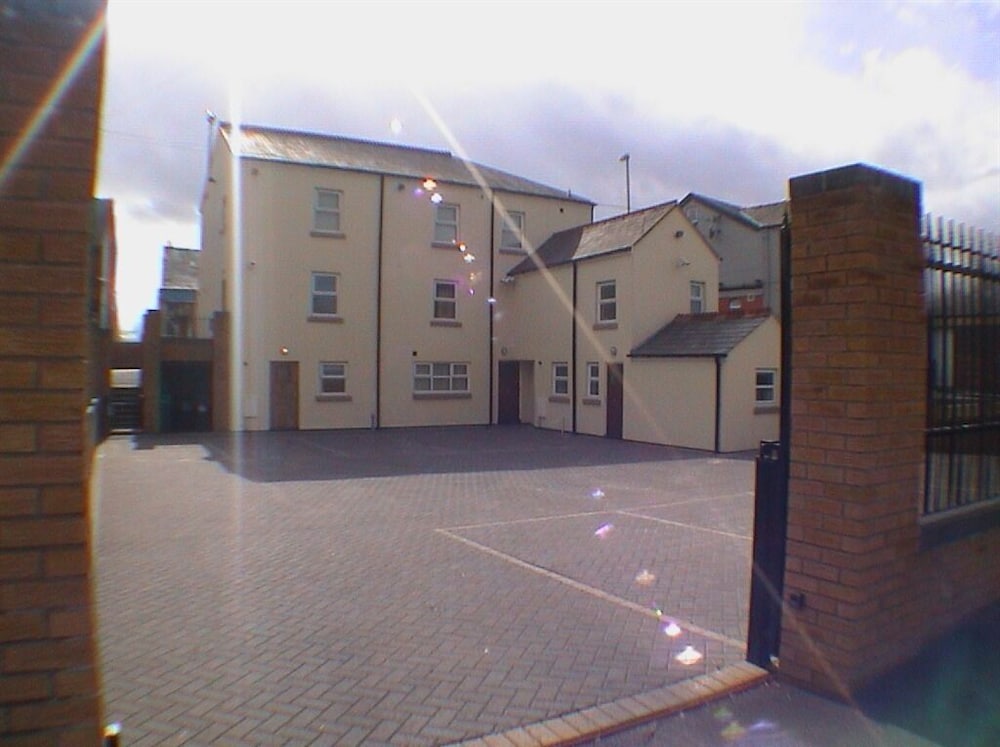 Earle House Serviced Apartments 40/50