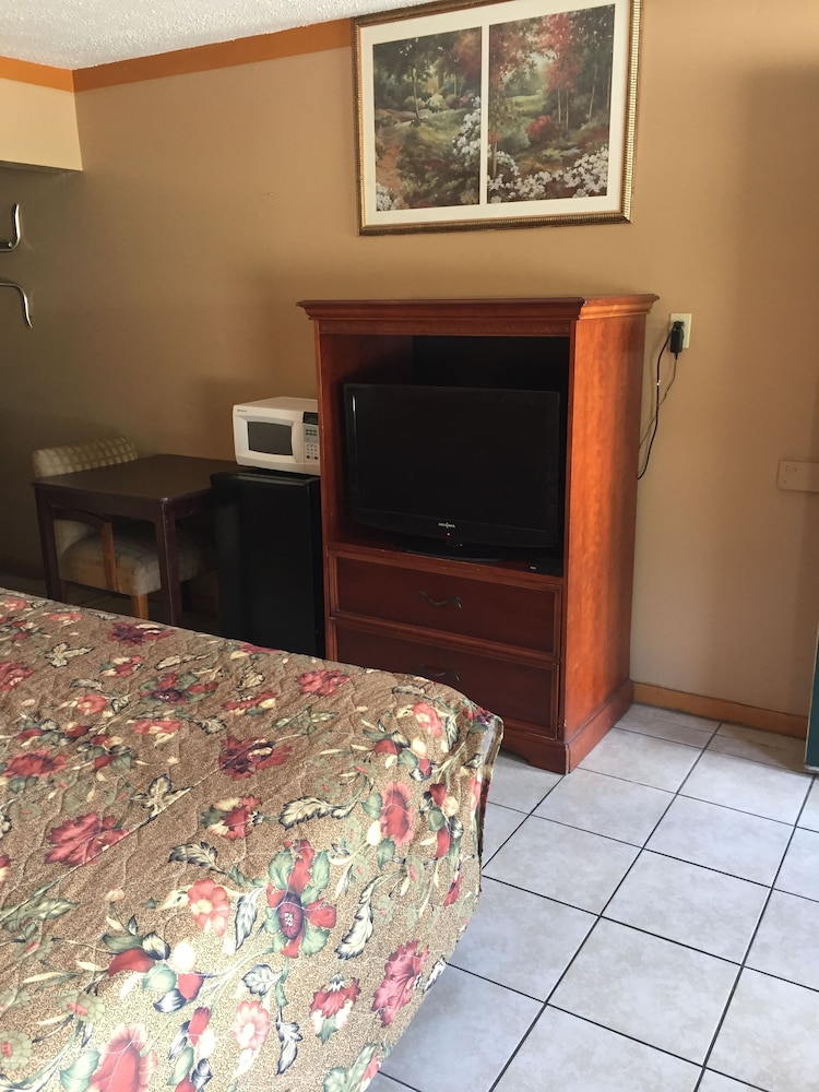 Budget Inn And Suites 12/28