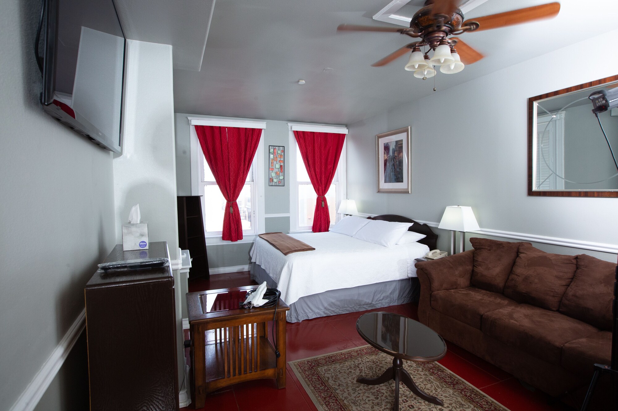 DELUXE, KING BED