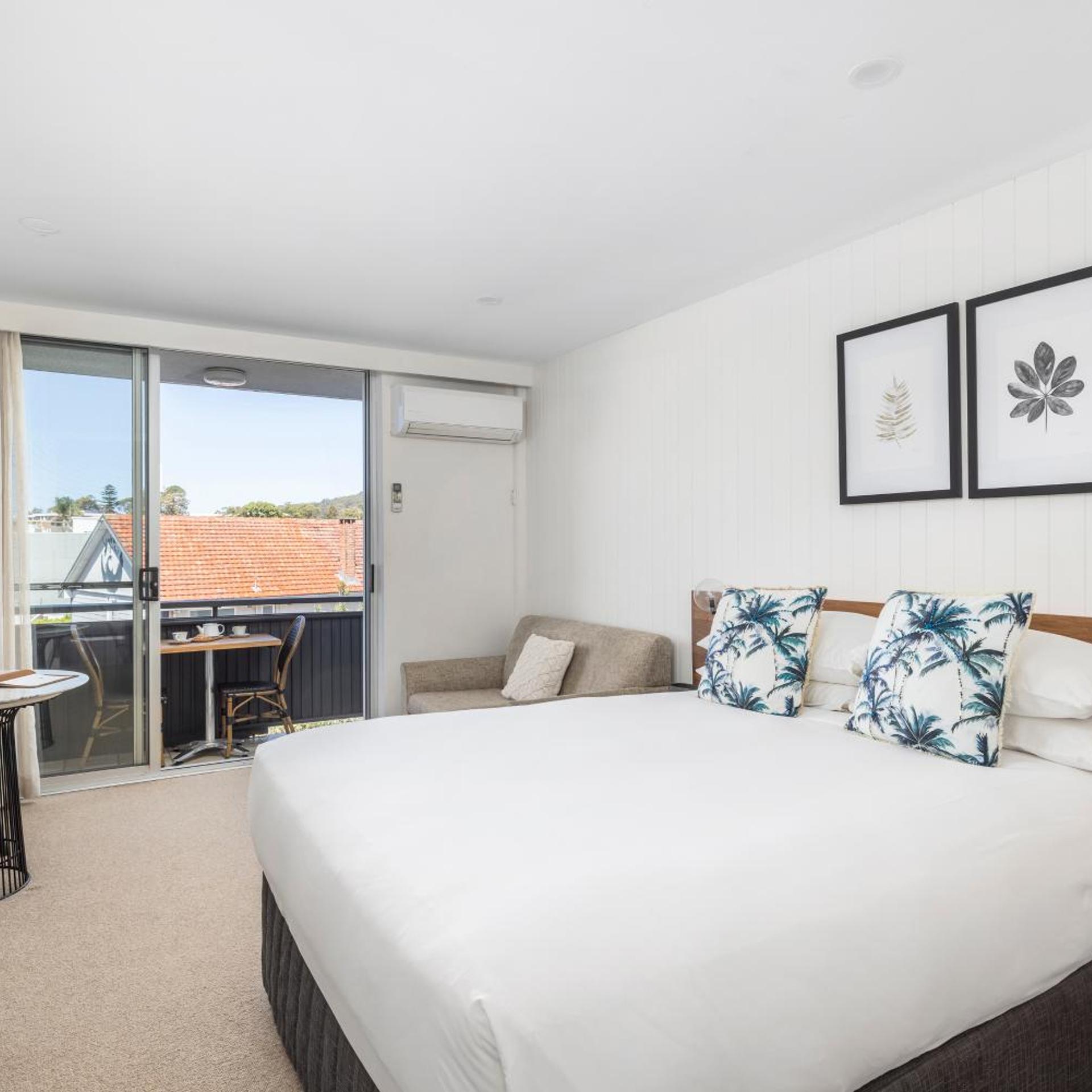 Room, Queen Bed, Town View